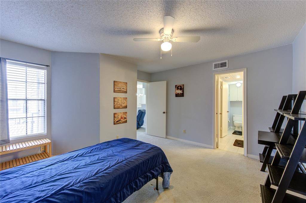Primary bedroom w/ en-suite bathroom