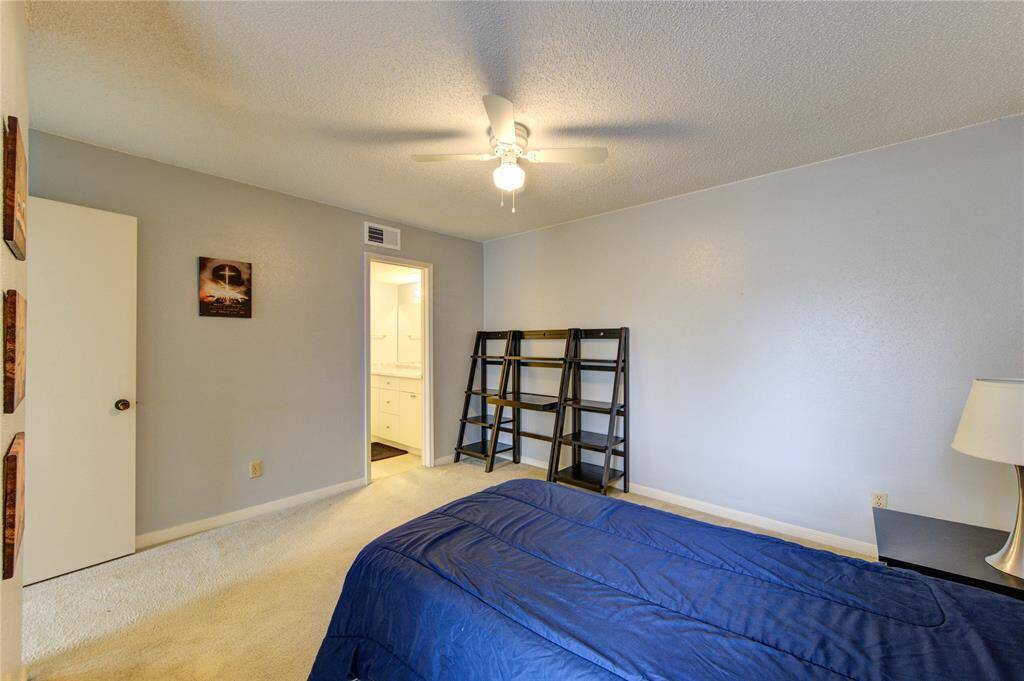 Primary Bedroom w/ en-suite bathroom