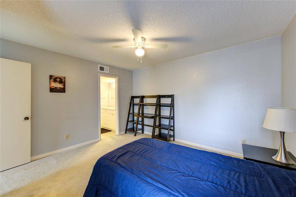Primary Bedroom w/ en-suite bathroom