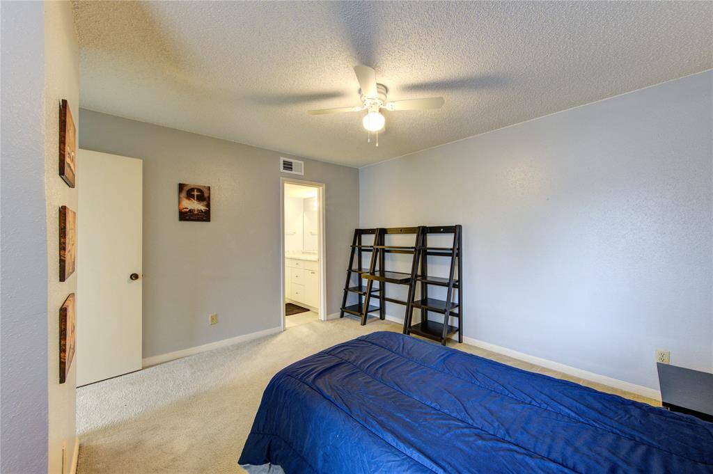 Primary Bedroom w/ en-suite bathroom