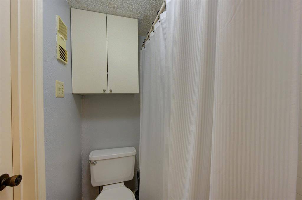 En suit bathroom