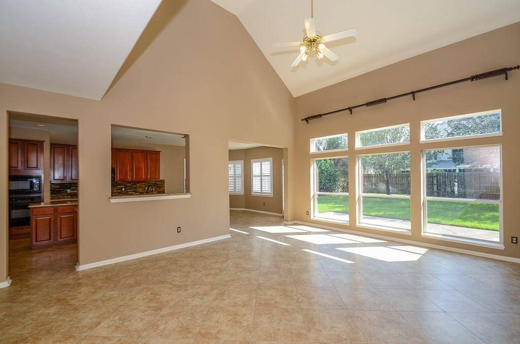 Living room with a view to the backyard