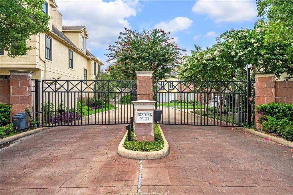Prestwick Court - A quiet gated community in the Tanglewood area.