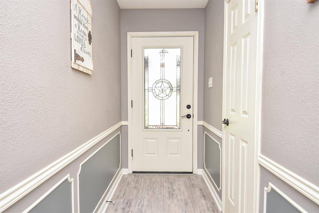 If you love this special home's exterior view, you'll adore the gorgeous entry, from the inside! Sublime neutral tones grace walls and laminated flooring.