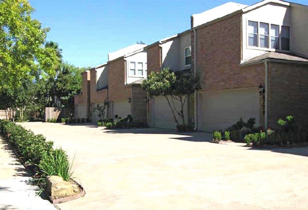 This is a small development of townhomes with guest parking spots at either end.
