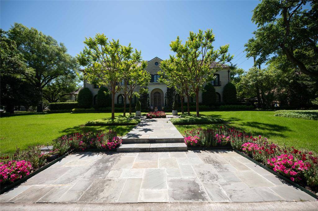 Stately homes line this exclusive neighborhood.