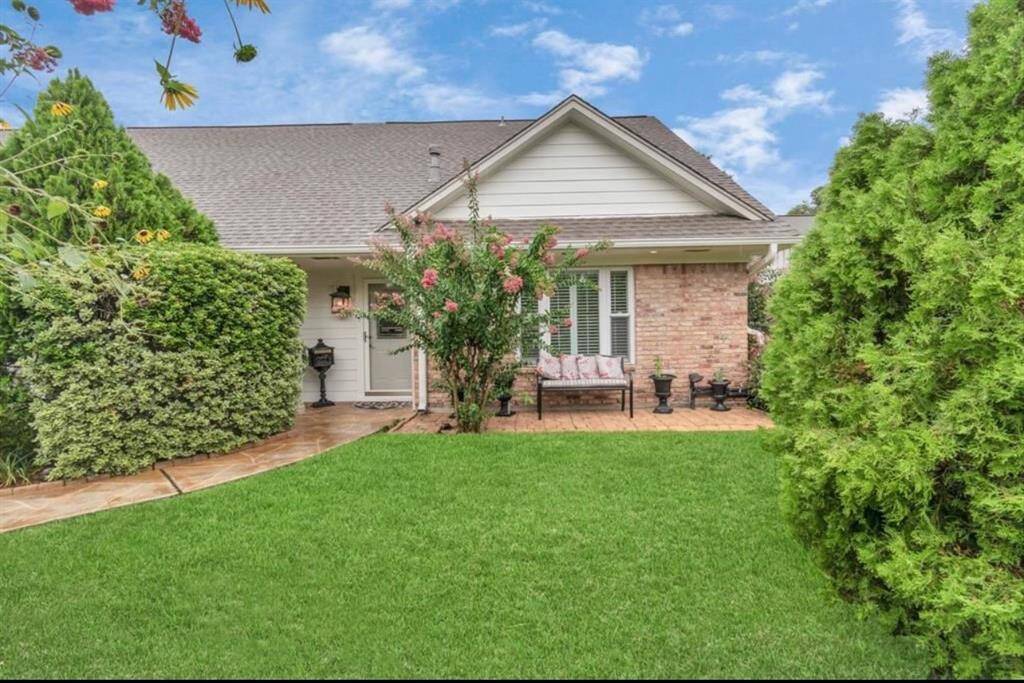 Photo shows the home with full foliage!