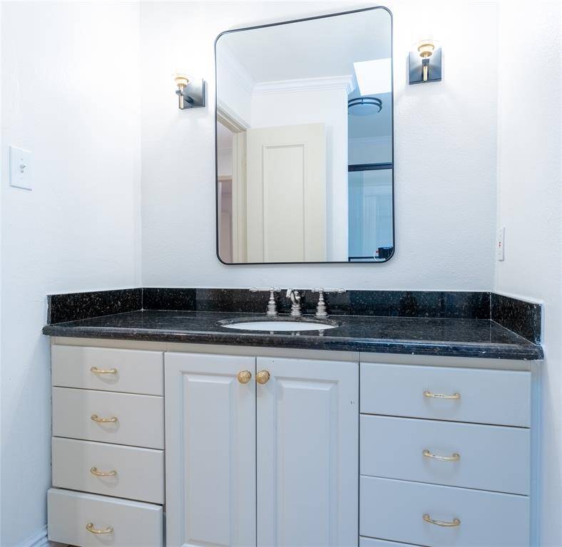 This inviting shared guest bath features a versatile tub/shower combo, perfect for both quick showers and leisurely soaks. The built-in drawers ensure all your essentials are neatly organize and easily accessible.