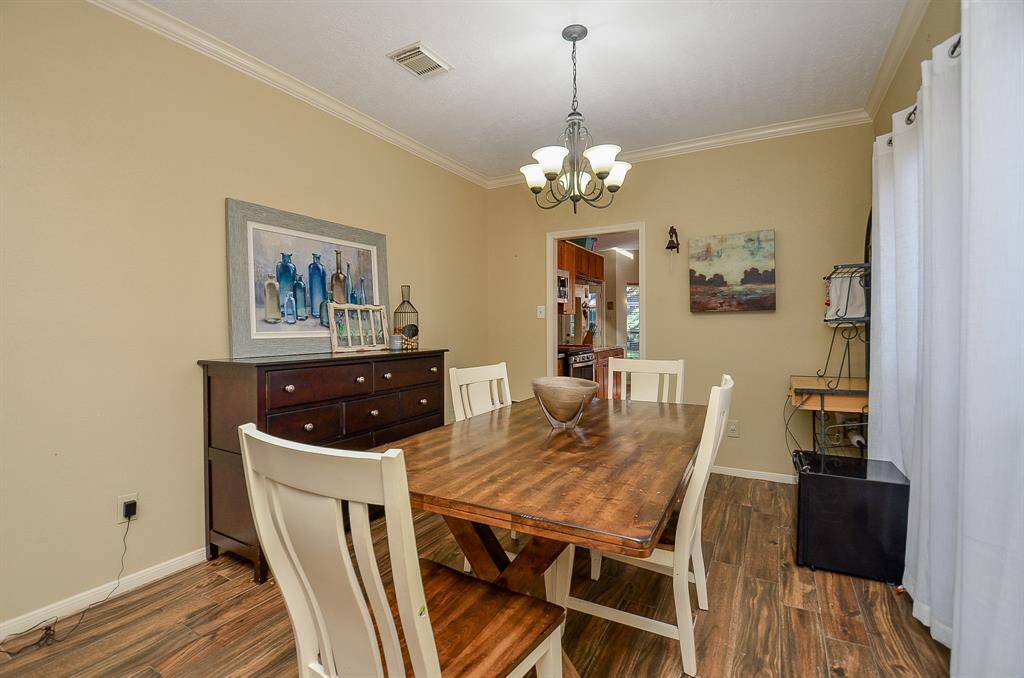 DINING ROOM W/ CHANDELIER , CROWN MOLDINGS AND BRIGHT WHITE CEILINGS!