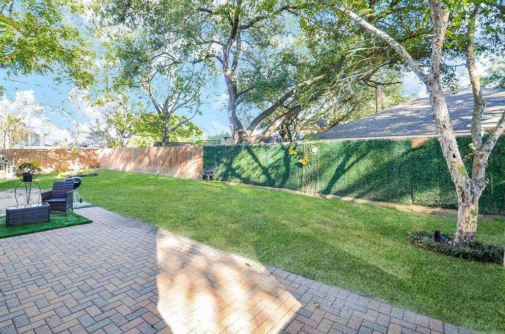 LARGE BACKYARD FOR ANY OUTDOOR PROJECTS! GRASS PHOTO ENHANCED IN BEAR AREAS