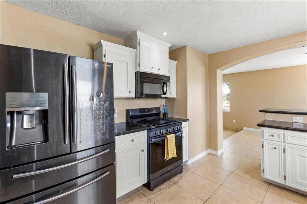 Kitchen boasts newer appliances and soft close drawers