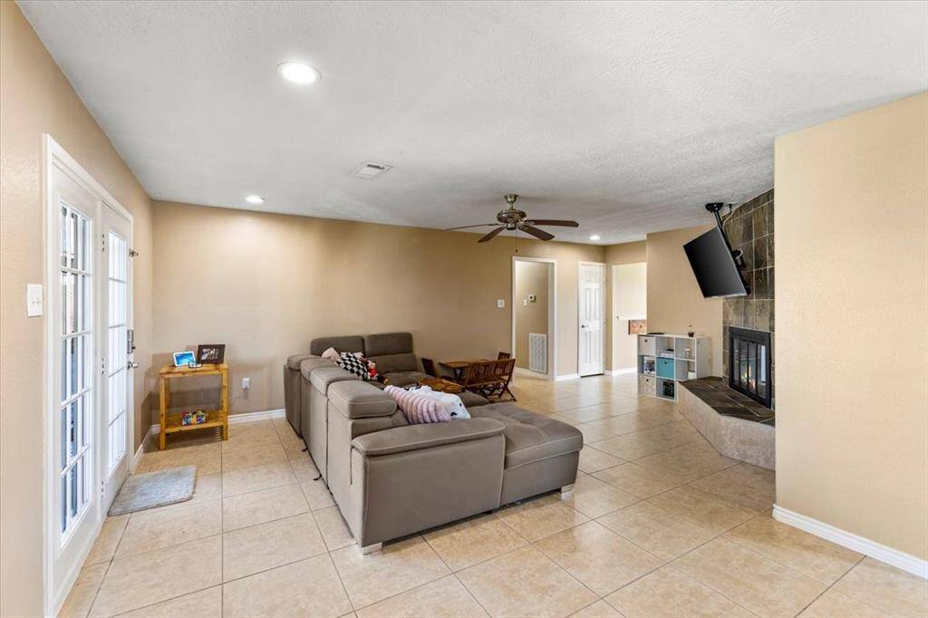 Even a flex space off of living room!