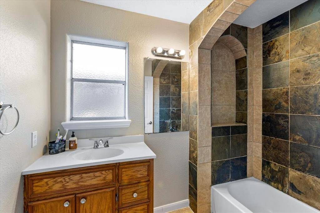 Fully tiled primary shower/tub combo