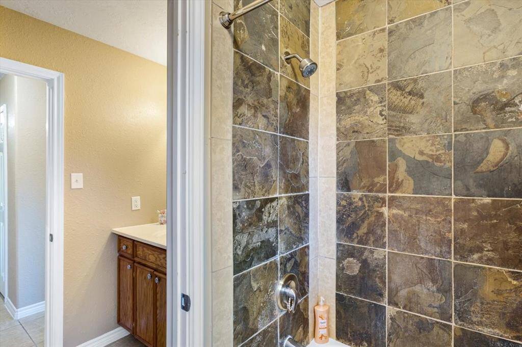 Another fully tiled shower/tub combo