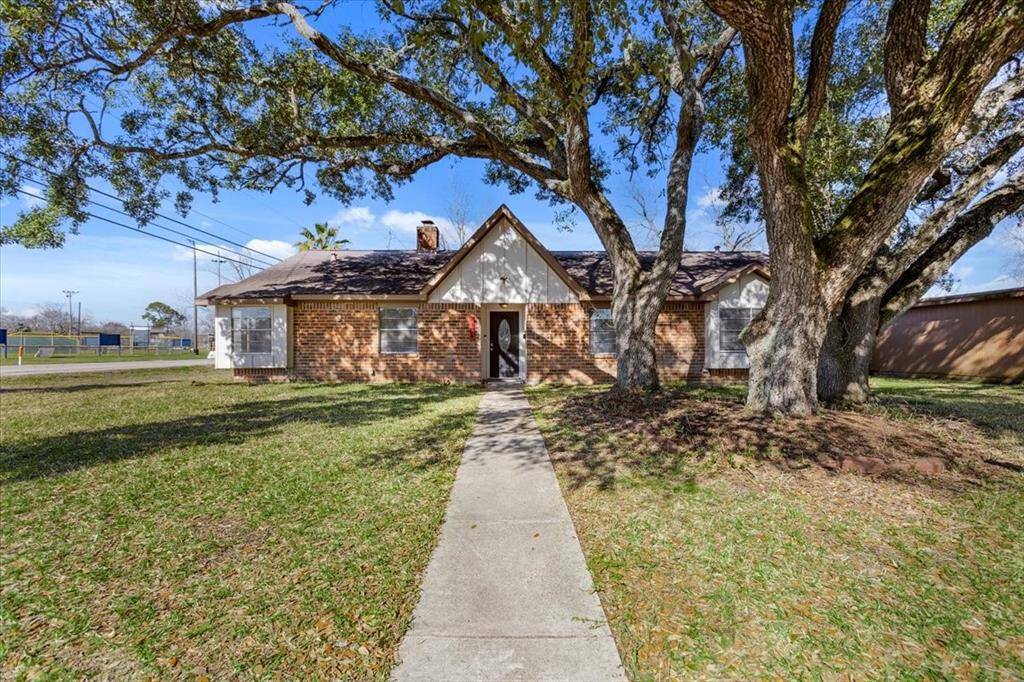 Curb appeal alert! Such a charming home