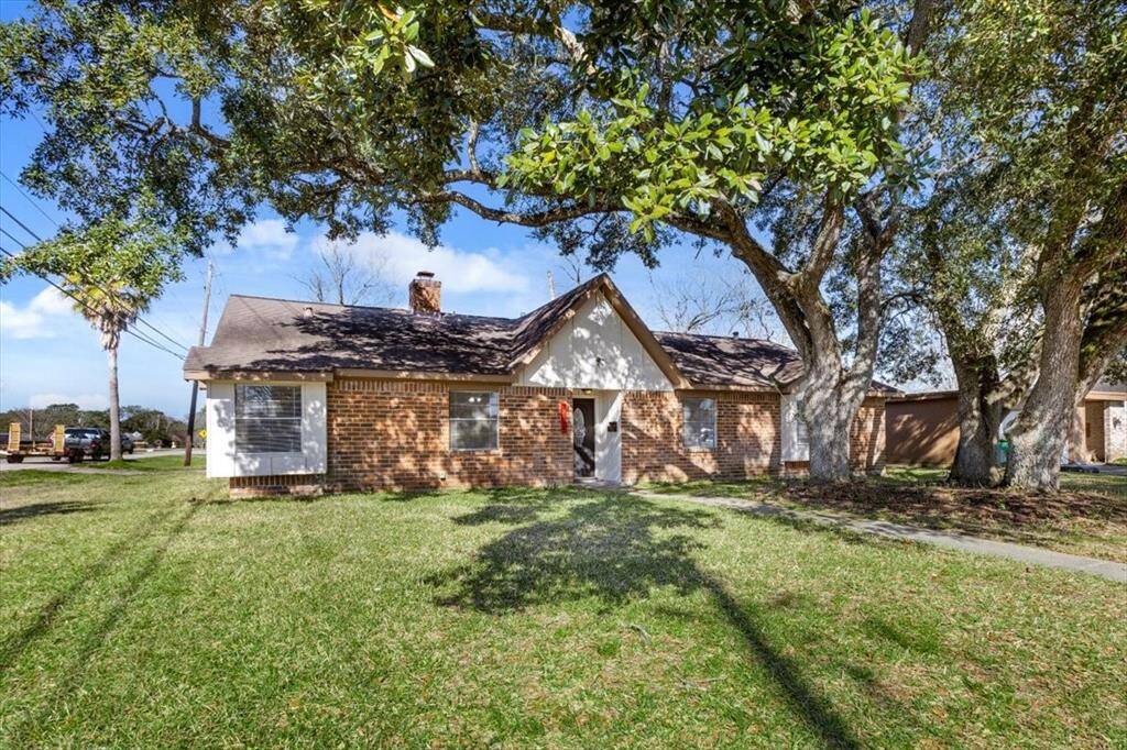 Located in established neighborhood in Old Seabrook