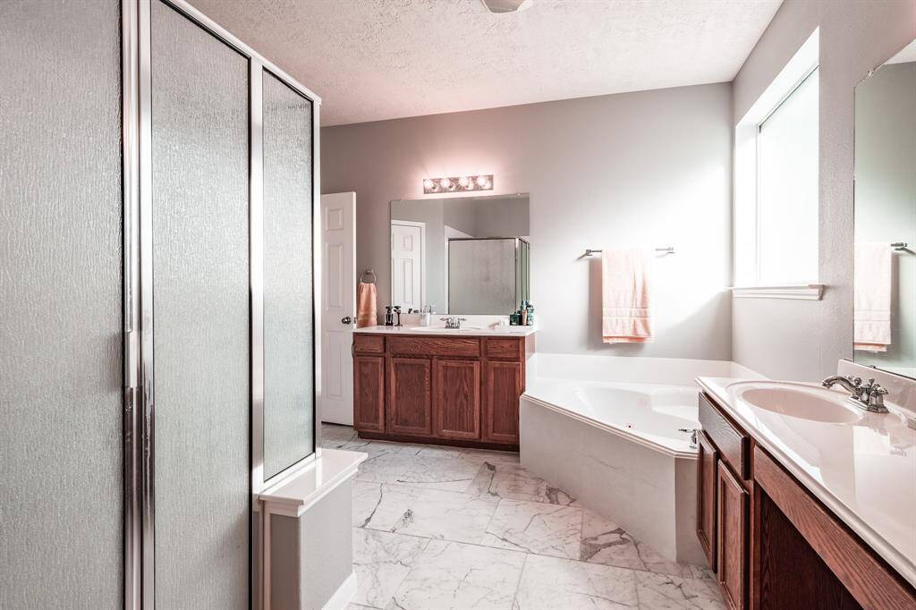 Seprate shower and largs soaking tub.