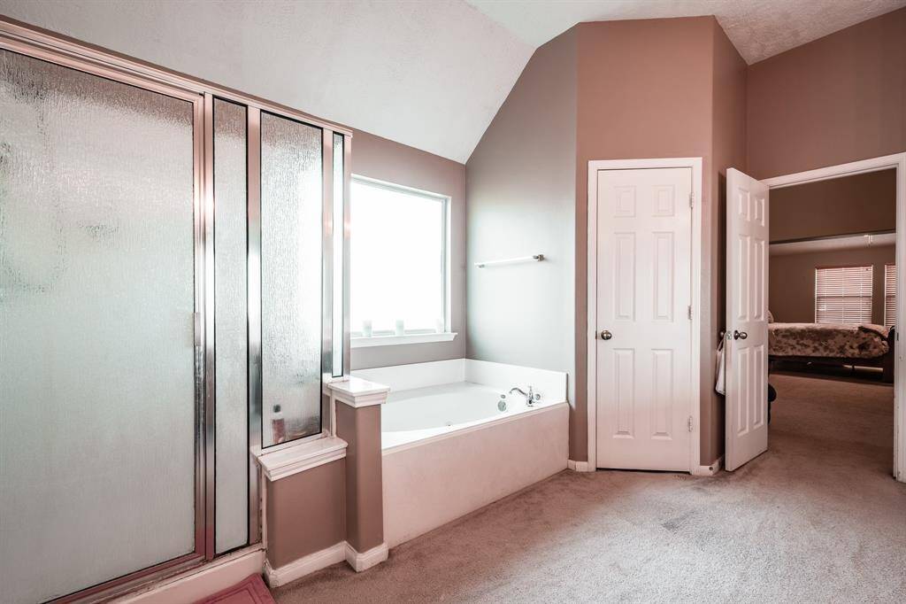 Seperate shower and soaking tub