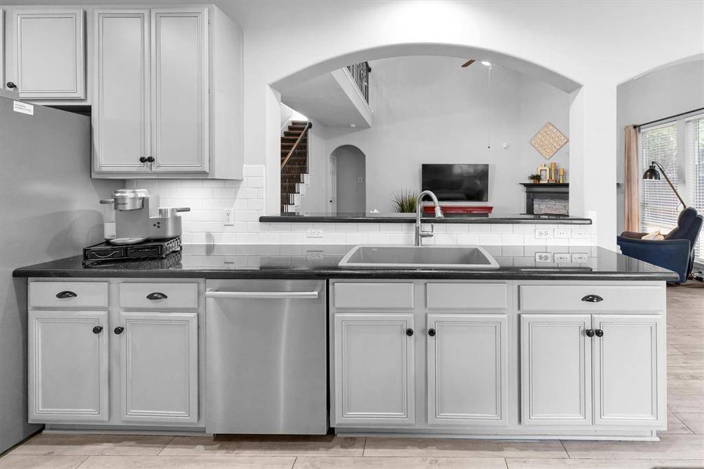 Great bar adjoining kitchen and living room