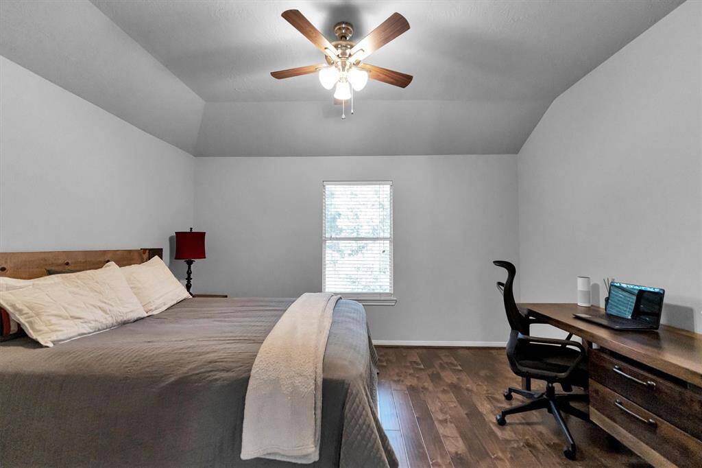 1st of 3 secondary bedrooms