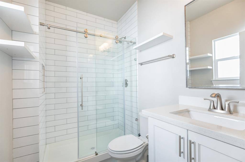 Secondary bathroom third floor