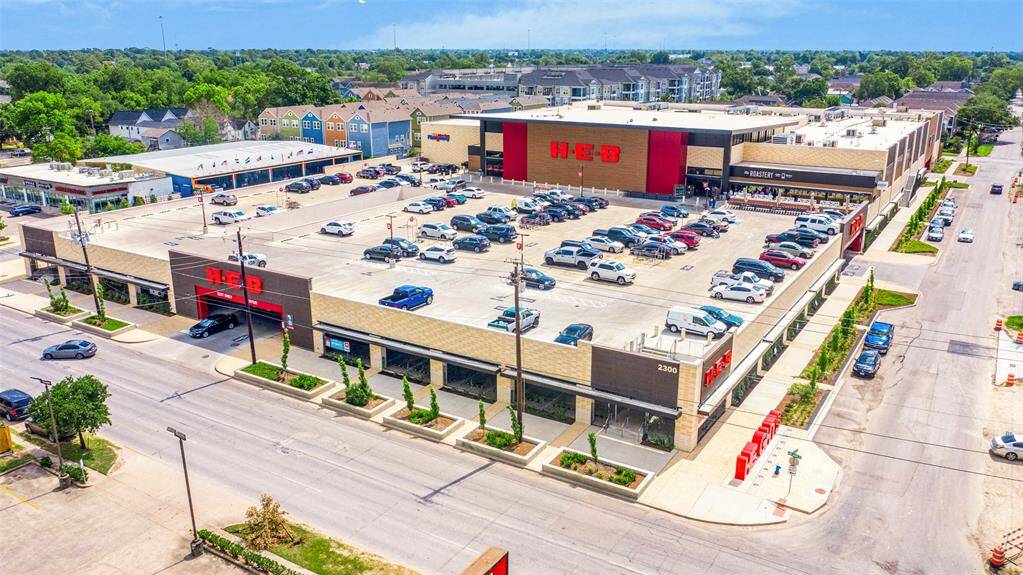 The Houston Heights boasts dozens of shops, restaurants and recreational outlets for the whole family. The Heights HEB is a shopping mecca located nearby for your convenience.