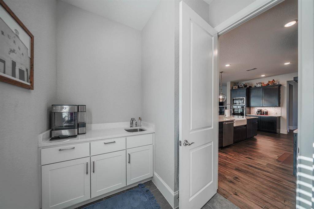 Additional sink and cabinet area in laundry room