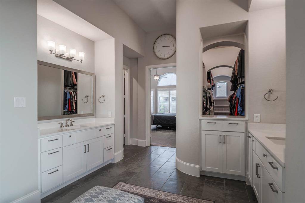 Multi level walk in closet
