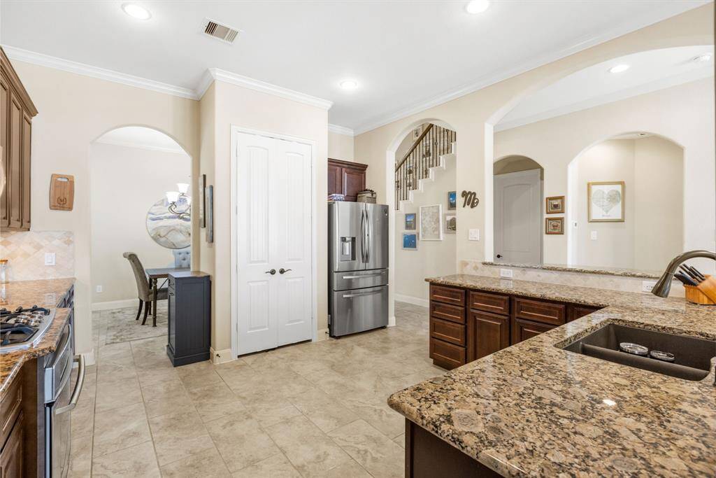Chef-Worthy and Snack-Ready – With a gas range, built-in oven, and stainless steel fridge, this kitchen is made for cooking like a pro—or just storing enough snacks to get you through a Netflix binge. Either way, it’s got you covered!