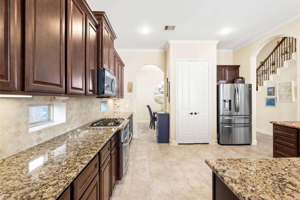 Gourmet Kitchen with a Side of Scenery – Those petite windows might be small, but they flood the space with natural light, turning your cooking session into a sunlit, scenic escape—because who doesn’t want to make dinner while looking like they’re on a cooking show?