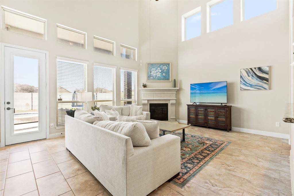 Sunshine, Meet Living Room – Huge windows let in all the natural light, making this living room feel so fresh and airy, you might start believing you live in a treehouse—without the squirrels.