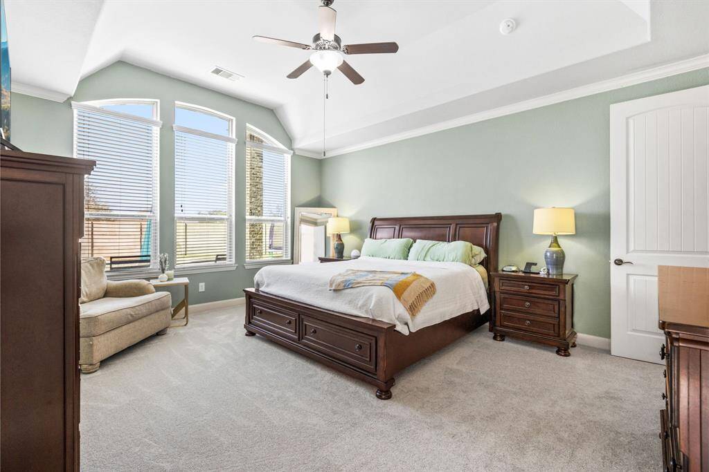 Bright & Airy Design – Towering windows frame the room beautifully, bringing in natural light while maintaining a cozy, peaceful retreat.