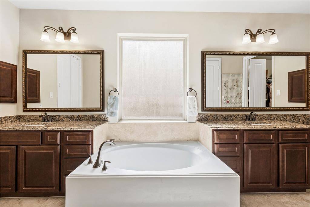 Dual Vanities & Makeup Station – No more morning traffic! Enjoy his-and-her sinks and a dedicated vanity space, making your daily routine effortless.