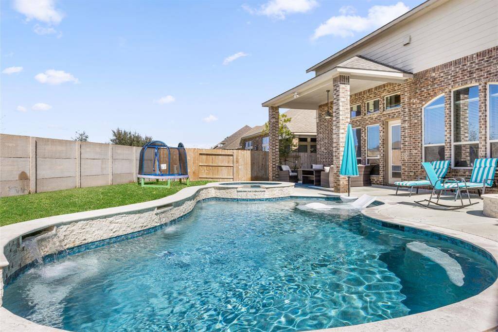 Serenity Now – The soft sound of cascading water from the pool’s elegant features will have you feeling like you’re on a luxury retreat—until the kids cannonball in and make their own "soundtrack."