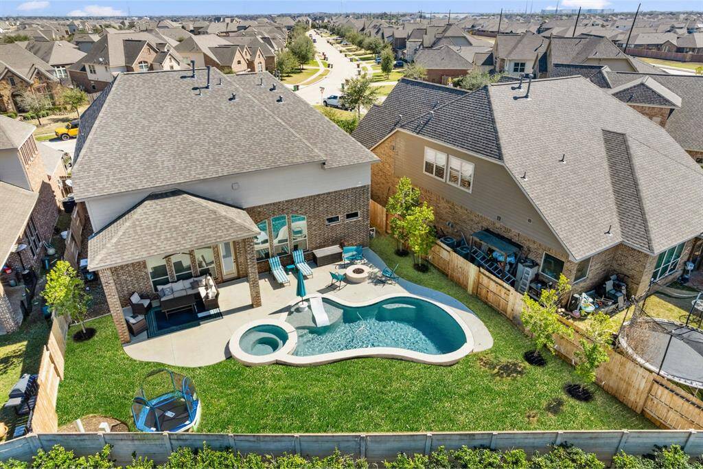 Ultimate Outdoor Sanctuary, This gorgeous backyard combines luxury, comfort, and functionality, creating the perfect space to enjoy life outdoors.