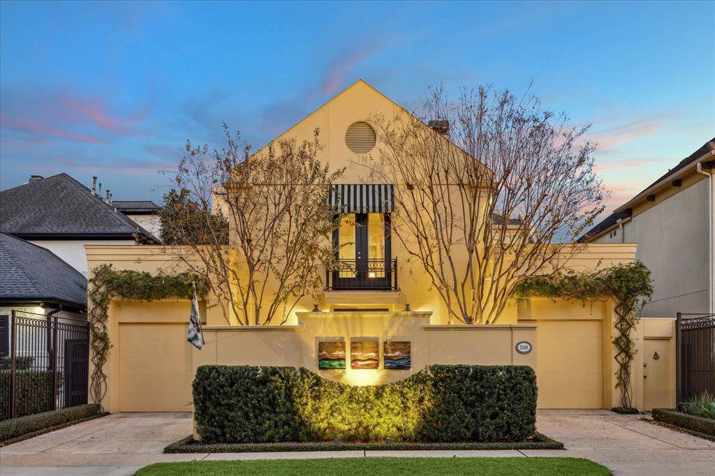 This exclusive home located in the prestigious River Oaks area is in a great walkable location and is close to downtown, the Texas Medical Center, Buffalo Bayou and Memorial Park. It also features 2 new HVAC units, new PEX plumbing , 3 new breaker boxes (2023) and more. Call for a private showing today. This is a true showplace.