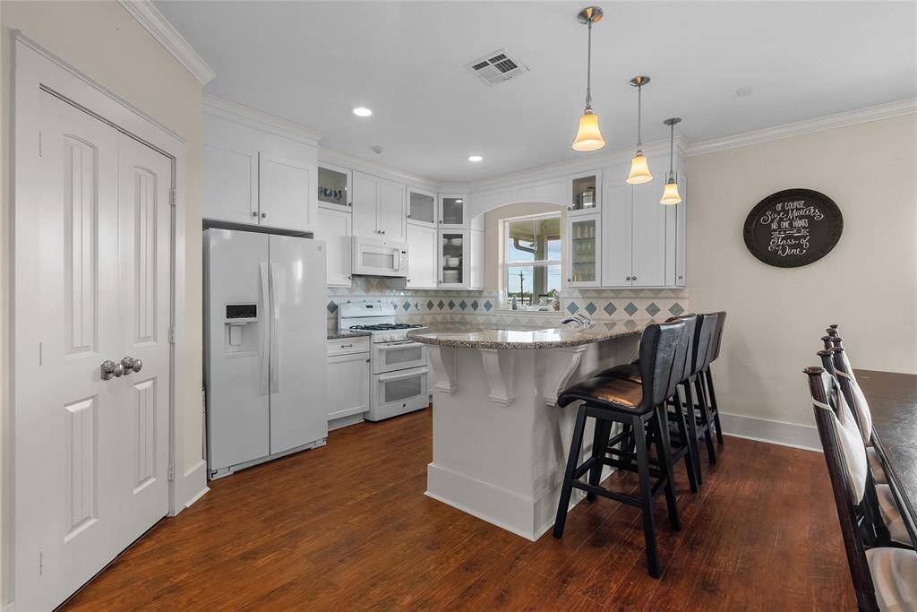 GREAT KITCHEN FOR ENTETAINING!