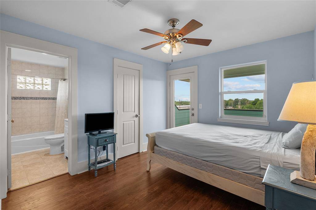 GUEST ROOM WITH ENSUITE BATH AND PRIVATE ENTRANCE TO BALCONY