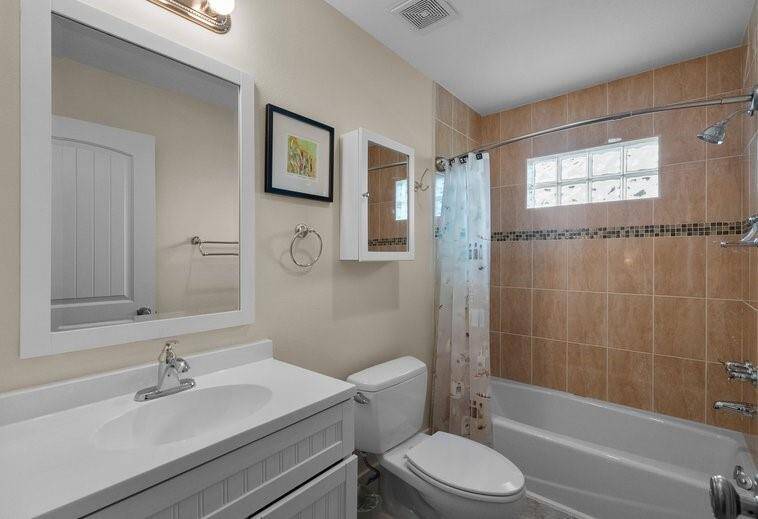 ENSUITE BATH WITH TUB SHOWER COMBO