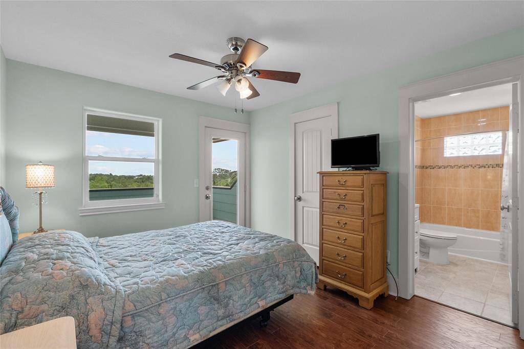 GUEST BEDROOM WITH ENSUITE BATH AND PRIVATE ENTRANCE TO BALCNY