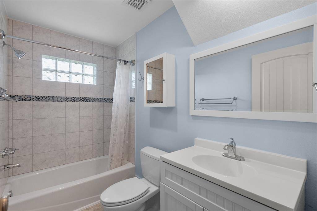 ENSUITE BATH WITH TUB SHOWER COMBO