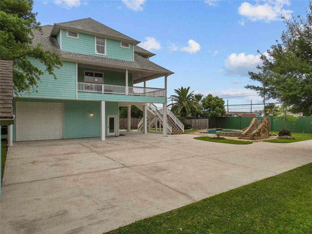 Plenty of parking for entertaining, or all your water toys!