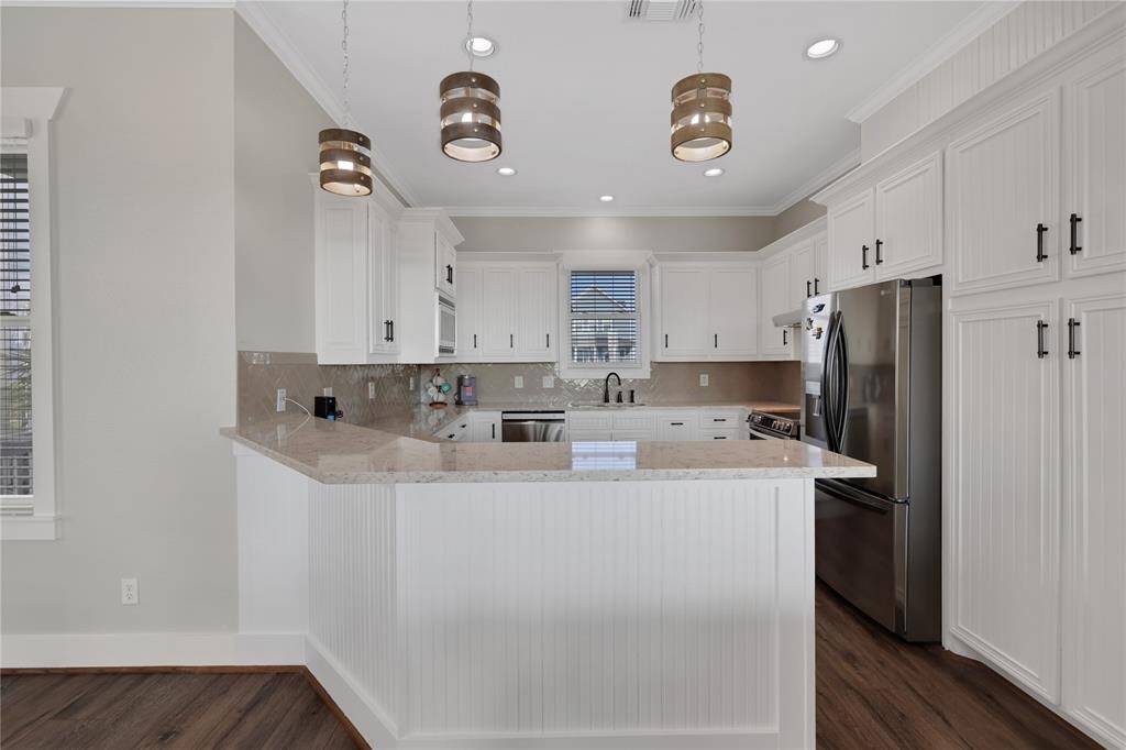 It offers a high bar area for addition seating as a breakfast bar.