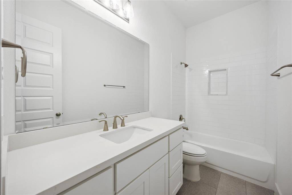 En suite secondary bathroom