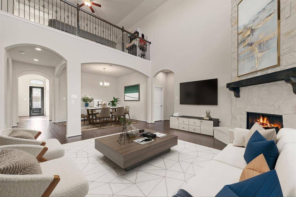 This light and bright spacious living room is the perfect layout for entertaining or just relaxing. Whether it's simply a night in or entertaining family and friends, this home has ample open space for everyone to enjoy! Featuring rich wood flooring, large windows with blinds, soaring high ceilings, recessed lighting with wonderful access to your gorgeous kitchen.