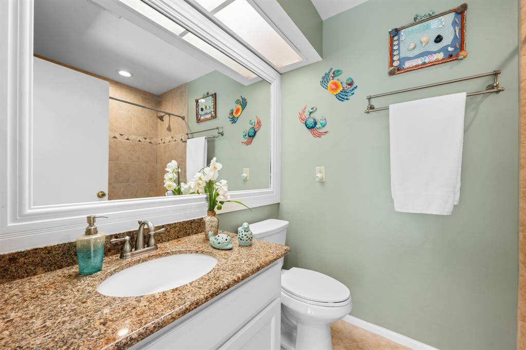 Full bathroom with tub/shower