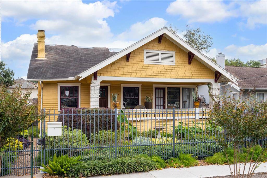 This most charming bungalow with high ceilings, hardwood floors, tons of window allowing for an abundance of natural light is in close proximity to The Museum District, The Texas Medical Center and St. Thomas University . The kitchen has been beautifully renovated and the gardens are amazing. You will enjoy sitting out on the front porch or out in the backyard deck overlooking the oversized backyard gardens.