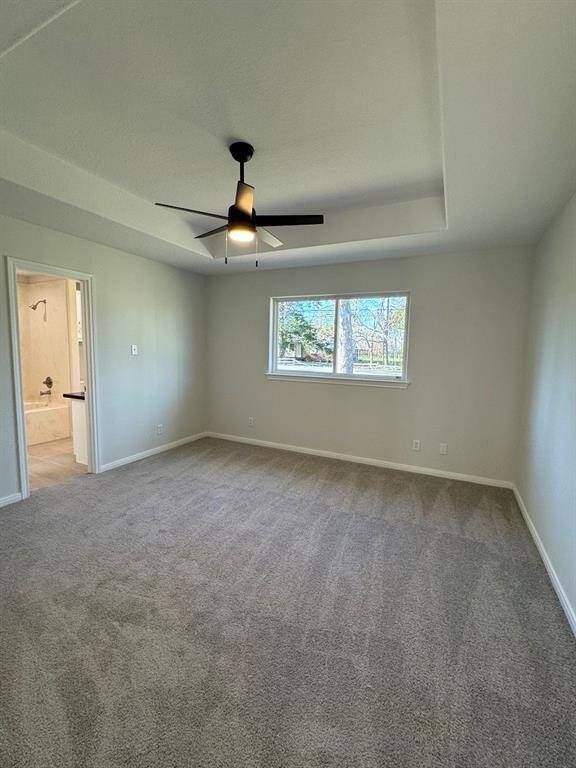Primary bedroom w/trayed ceiling
