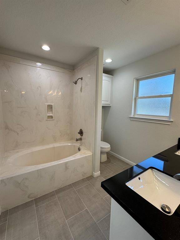 Primary bath w/soaker tub