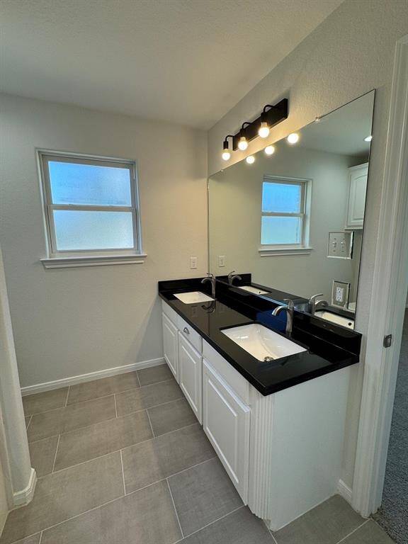 Primary bath w/double sinks
